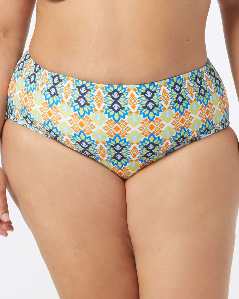 Front of a model wearing a size L VERSO BOTTOM in MULTI by Coco Reef. | dia_product_style_image_id:333140